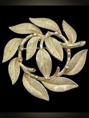 Lisner Signed Vintage Leaf Wreath Gold Tone Brooch
